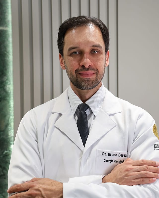 Dr. Bruno Bereza de braços cruzados, de jaleco