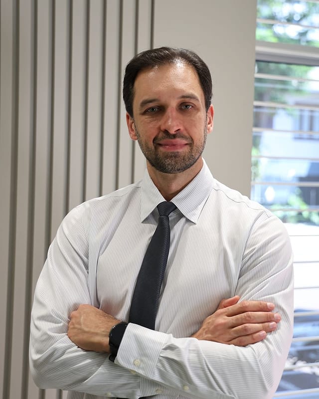 Dr. Bruno Bereza de camisa e gravata