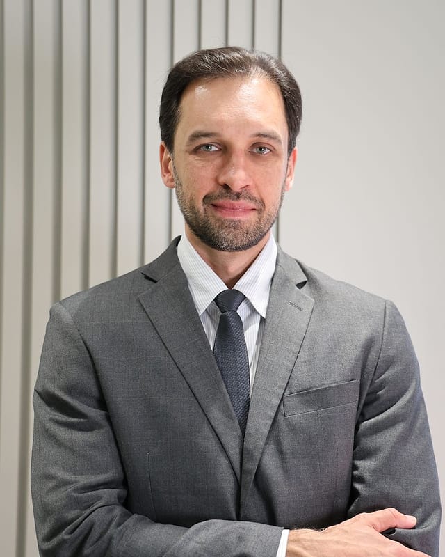 Dr. Bruno Bereza de terno cinza