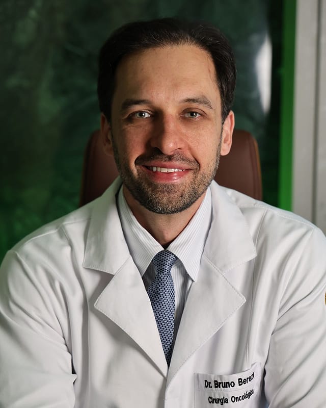 Dr. Bruno Bereza sorrindo, de jaleco