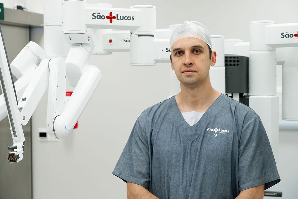 Dr. Bruno Bereza em centro cirúrgico com plataforma de cirurgia robótica